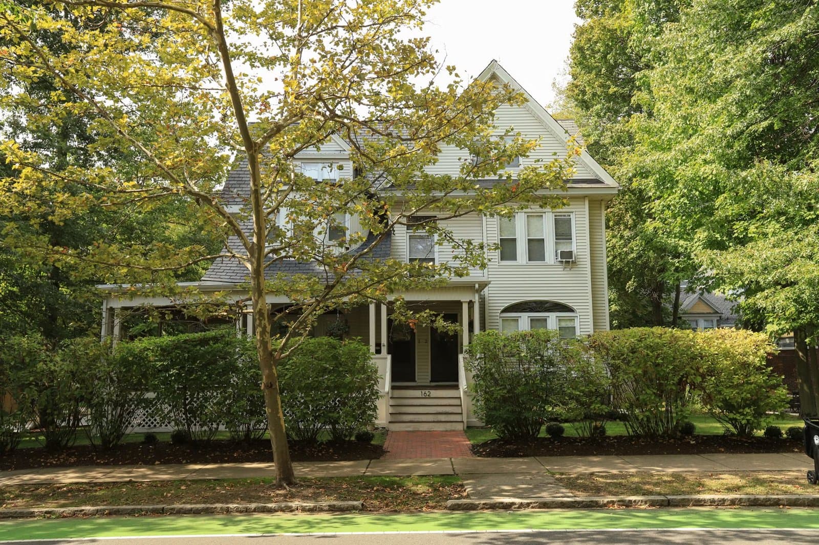 Auburndale Space vs. Newton’s ~$1.55M Median